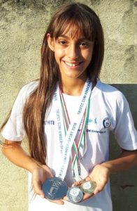 nuoto pinnato Valentina Crivello e i suoi trofei ph. Il Carmagnolese