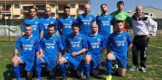 Prima squadra Us Salsasio con maglie azzurre per il mese dell' autismo