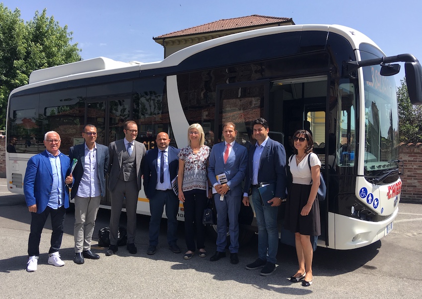 Mobilità sostenibile a Carmagnola, con car sharing, auto e bus elettrici