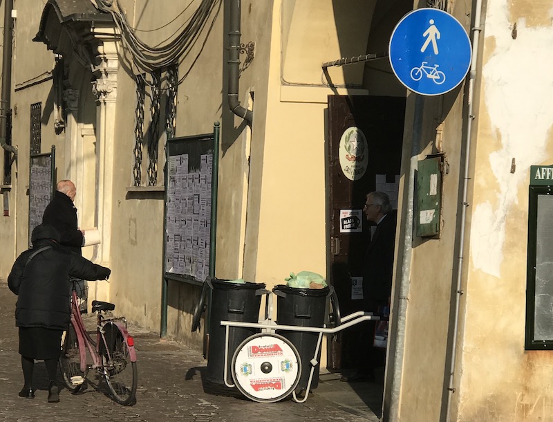 Uno dei carretti utilizzati per lo spazzamento manuale nel centro storico di Carmagnola