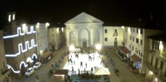 La pista di pattinaggio allestita per il Natale 2019 in piazza Sant'Agostino a Carmagnola (foto di Enrico Perotti per Il Carmagnolese) programma natalizio eventi festività natalizie