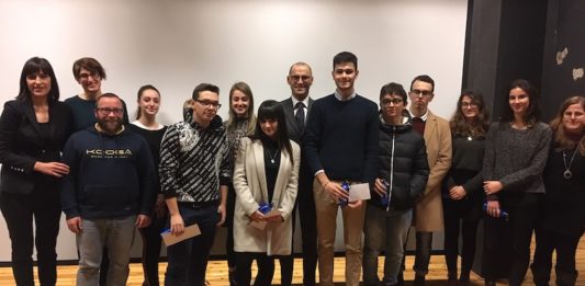 I premiati del concorso "Tutta mia la città" con Benedetta Rey e Davide Grella (Bcc), Ambra Giuganino (Legambiente Il Platano) e Francesco Rasero (Il Carmagnolese) insieme alla docente Ada Senestro del "Baldessano Roccati"