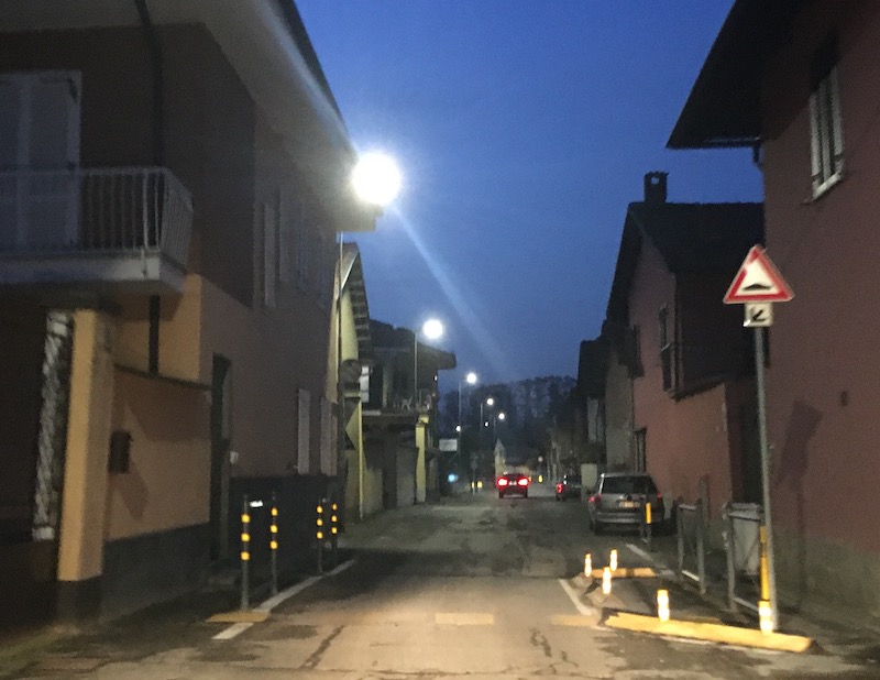 I restringimenti di carreggiata per ridurre la velocità delle auto in transito a San Michele e San Grato di Carmagnola