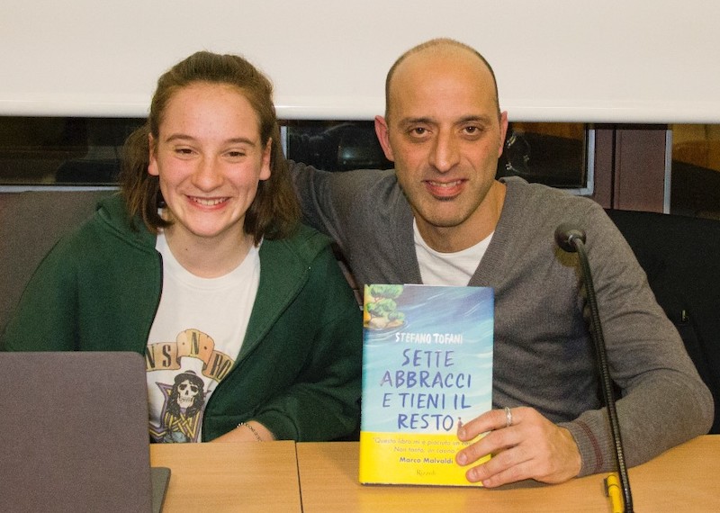 Tofani e Giulia Ingaramo alla presentazione di "Sette abbracci e tieni il resto"