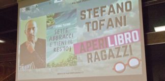 Stefano Tofani con Maurizio Liberti, del Gruppo di Lettura Carmagnola, alla presentazione di "Sette abbracci e tieni il resto" alla Vigna