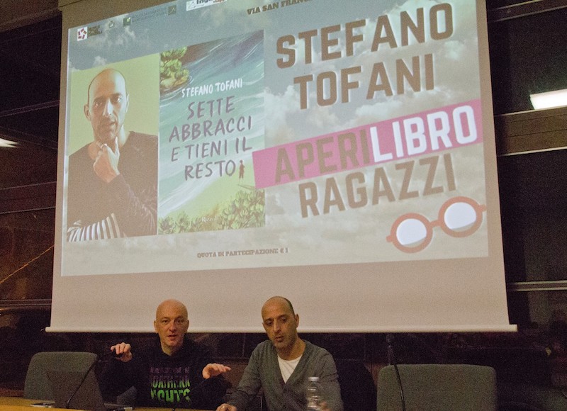 Stefano Tofani con Maurizio Liberti, del Gruppo di Lettura Carmagnola, alla presentazione di "Sette abbracci e tieni il resto" alla Vigna