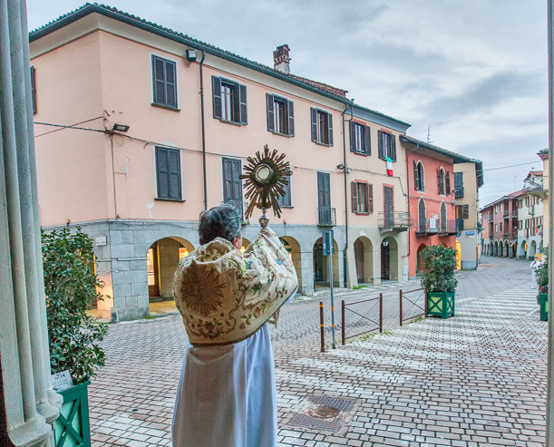 Don Dante esposizione Santissimo Sacramento Collegiata foto di Filiberto Alberto