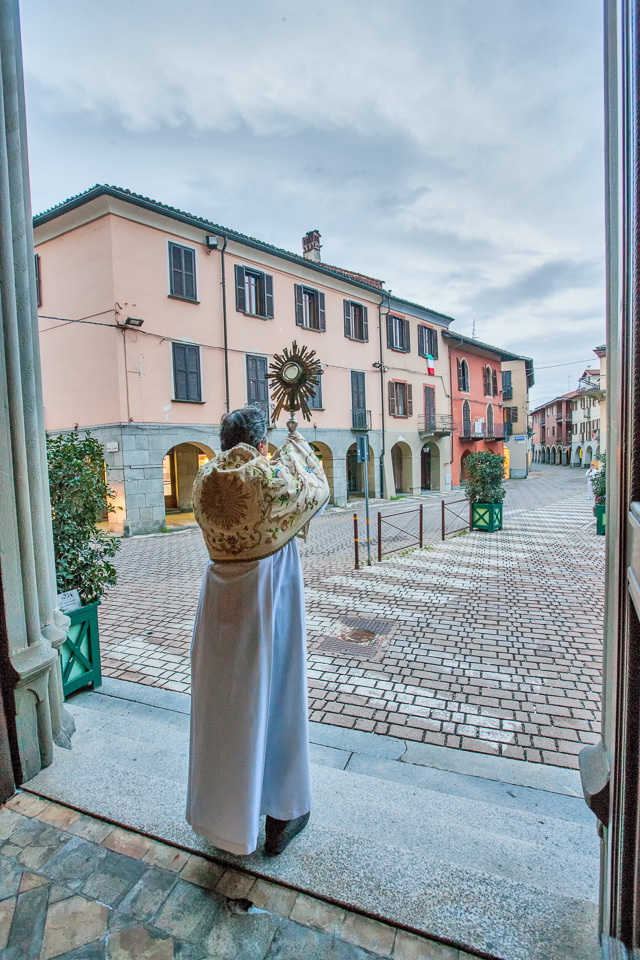 Don Dante esposizione Santissimo Sacramento Collegiata foto di Filiberto Alberto