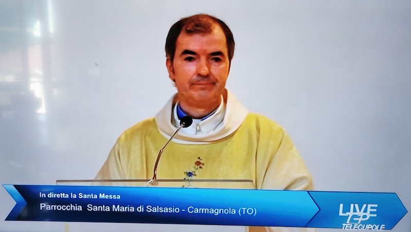 Don Iosif Patrascan durante la messa trasmessa in diretta su Telecupole dalla Parrocchia di Salsasio di Carmagnola