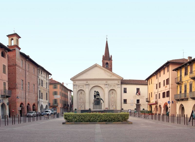 piazza chiesa sant'agostino carmagnola