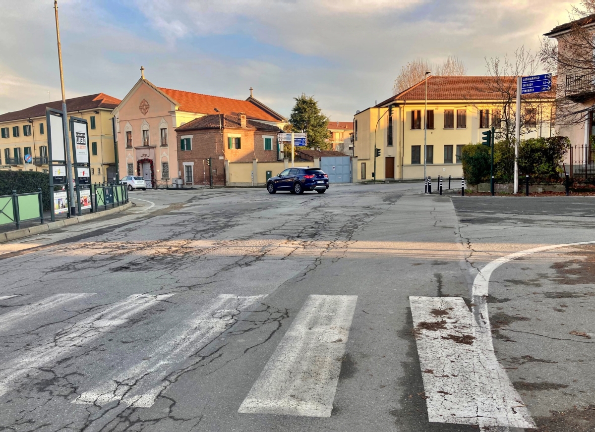 Carmagnola, una nuova rotonda all'incrocio "dei carabinieri"