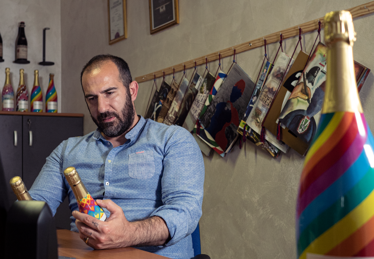 Bottiglie arcobaleno per sostenere la Comunità LGBTQ+, un'idea made in Carmagnola