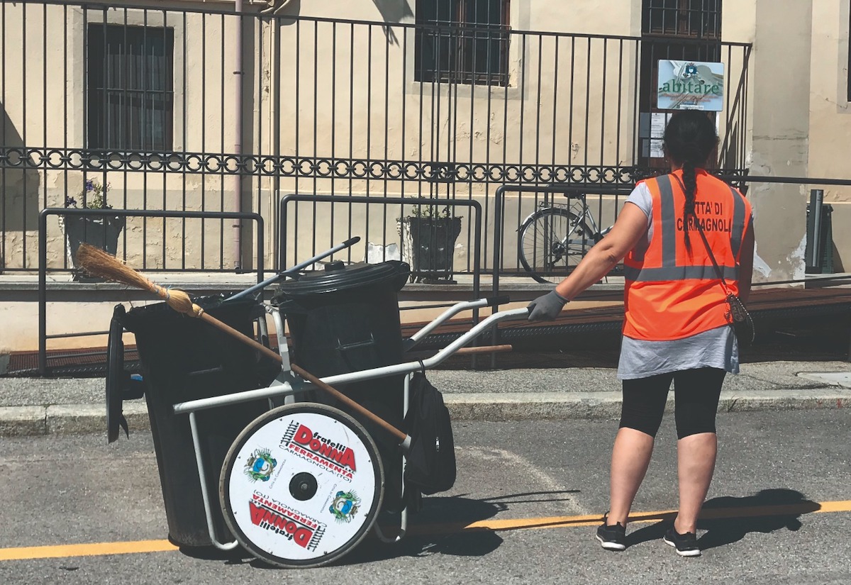 A Carmagnola si amplia lo spazzamento manuale in centro e nei borghi