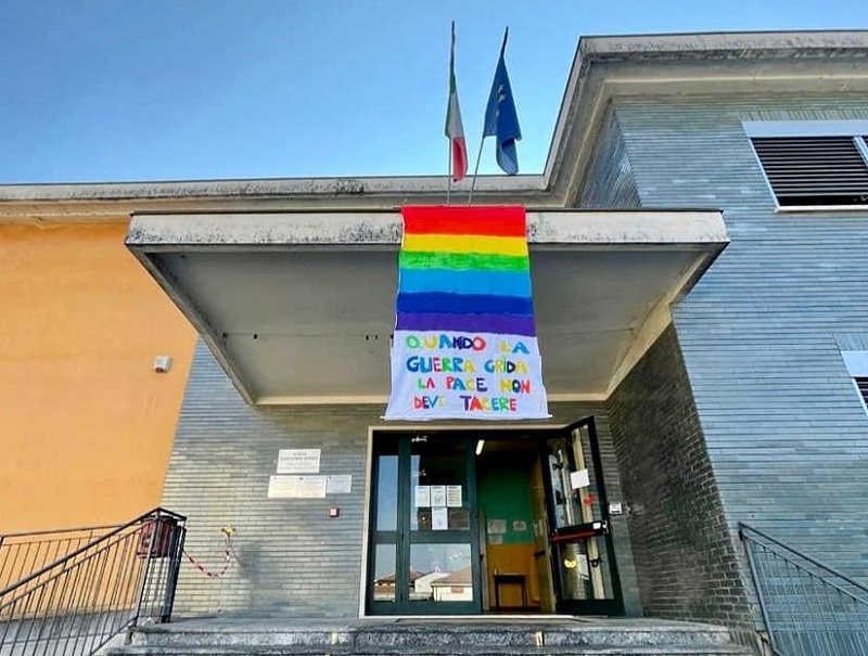 I bambini di Pancalieri con uno striscione chiedono la pace