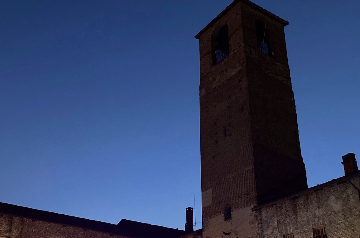 Il municipio di Carmagnola al buio per protesta contro il caro-bollette