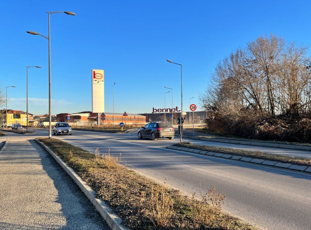 viabilità rotonda ciclabile zona Bennet via Poirino Carmagnola