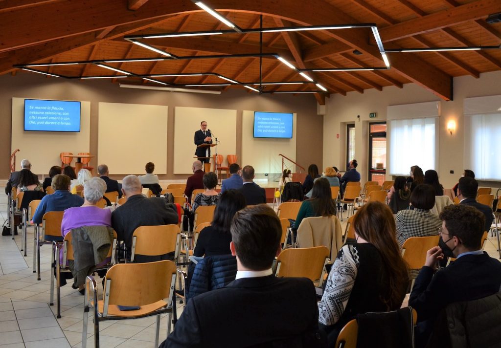 Dopo due anni di pandemia, i Testimoni di Geova riaprono la Sala del Regno di via Luda a Carmagnola, riprendendo a celebrare riunioni in presenza.