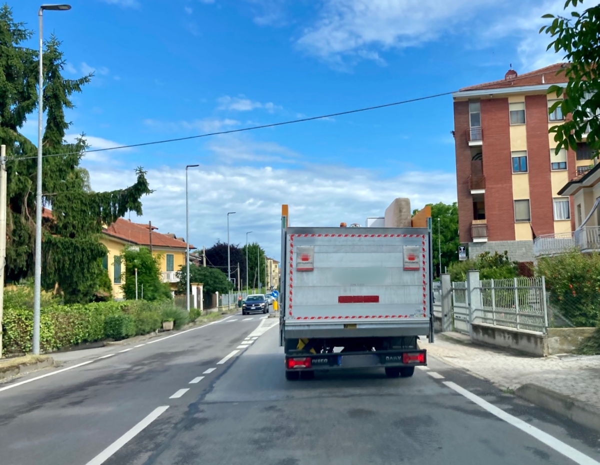 Carmagnola, lettera aperta dei residenti in via Sommariva: "viabilità pericolosa"