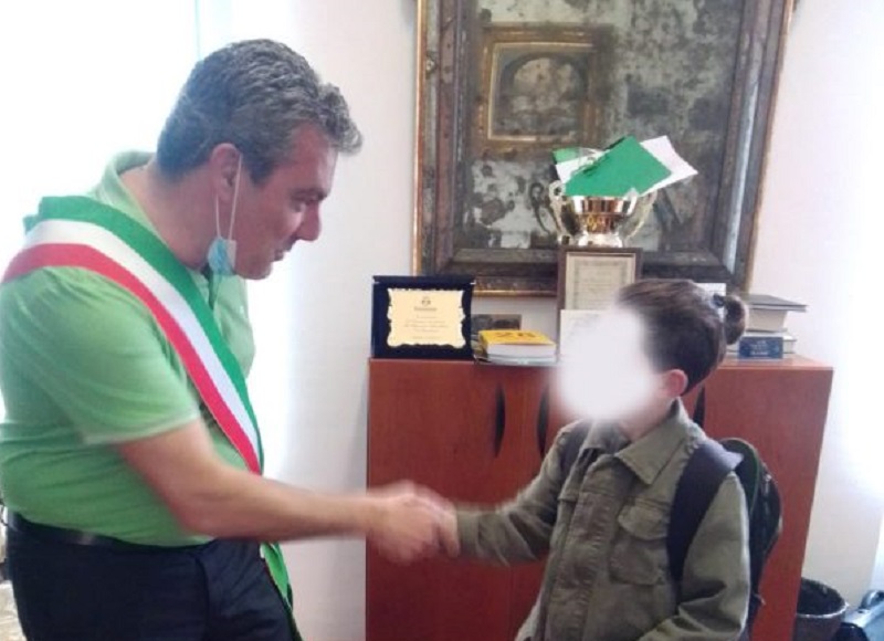 Il sindaco Principi incontra un giovane cittadino di Villastellone