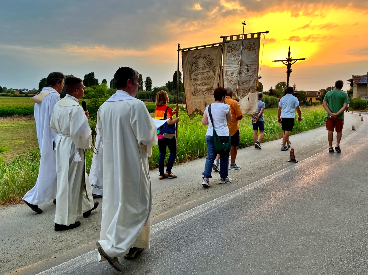 Carmagnola prega contro la siccità con una processione fino al Po