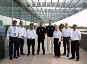 Hamilton e Russell in visita alla Petronas di Santena