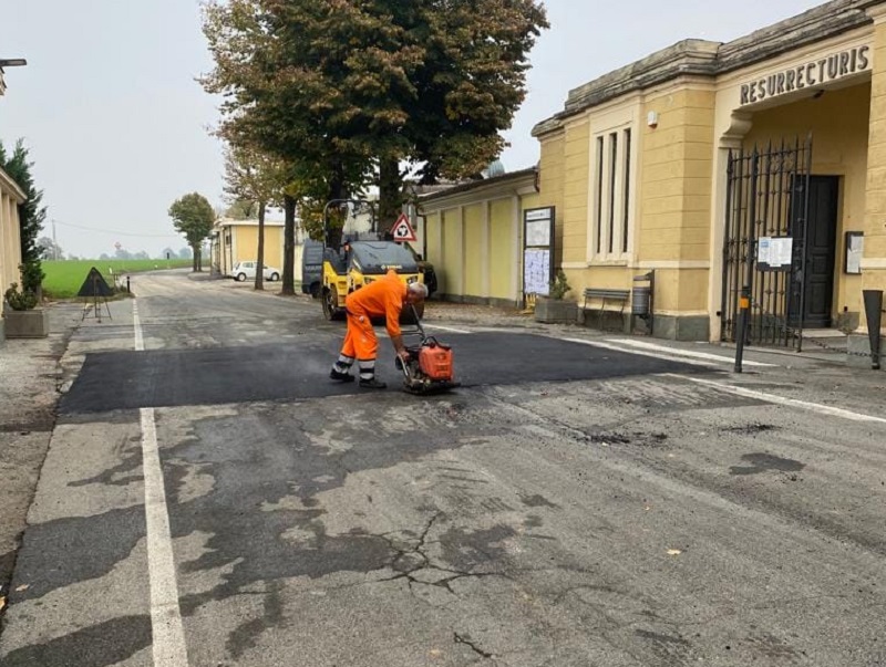 Terminati i lavori di asfaltatura nella strada per il cimitero di Sommariva Bosco