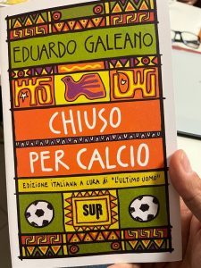 Coco Cano illustra il nuovo libro di Eduardo Galeano "Chiuso per Calcio"