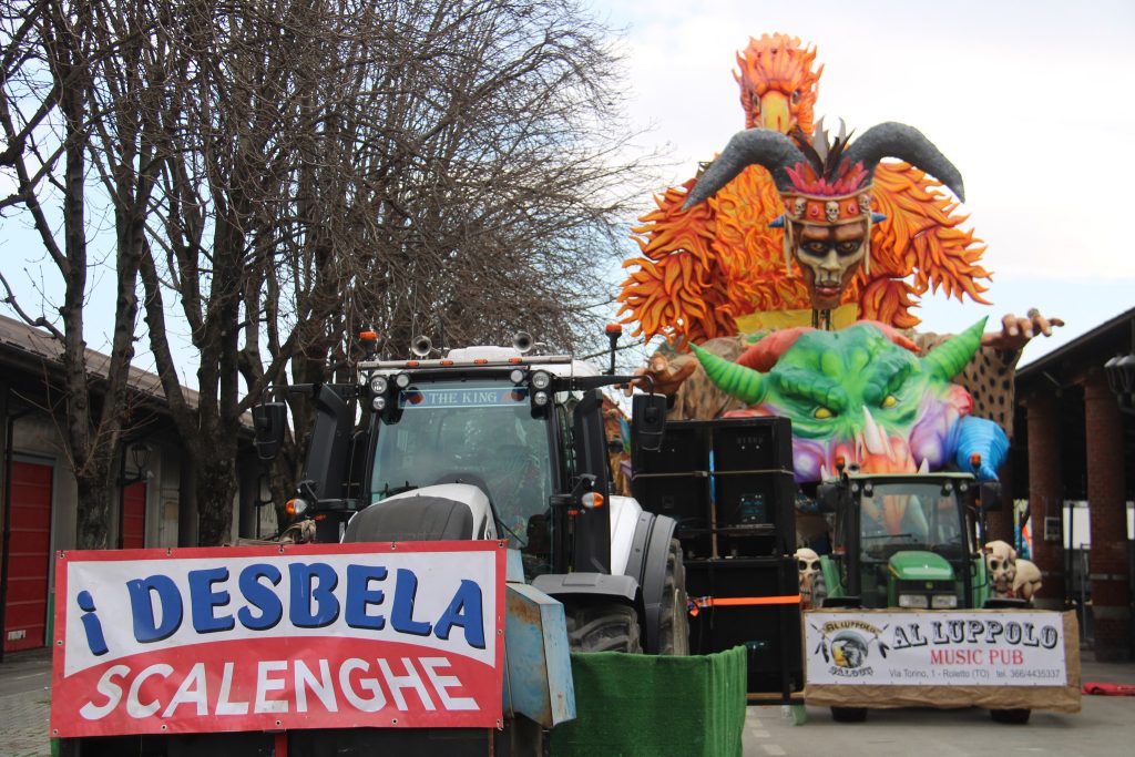 castagnole piemonte festa carnevale desbela scalenghe carro allegorico