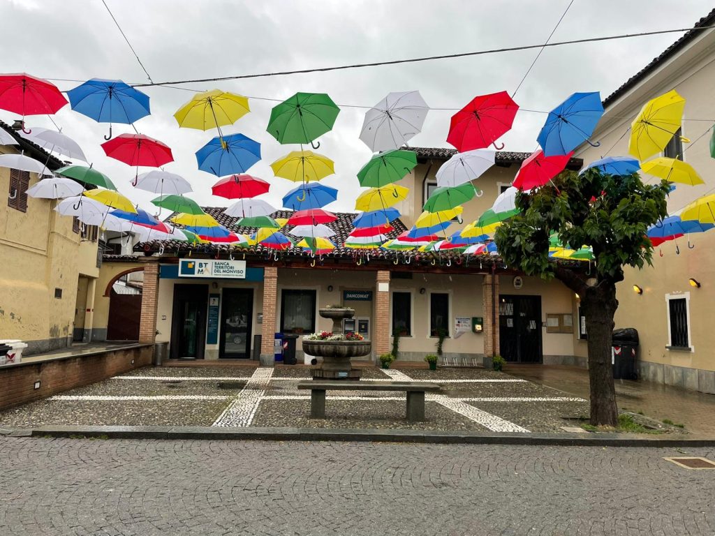 osasio ombrelli colorati turismo visitatori centro