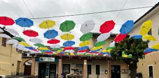 osasio ombrelli colorati turismo visitatori centro