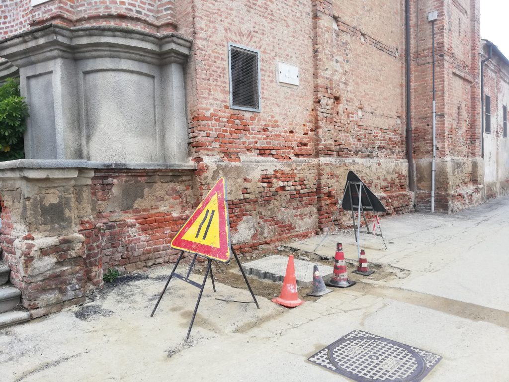 piobesi torinese posa fibra ottica lavori in corso cantiere centro storico