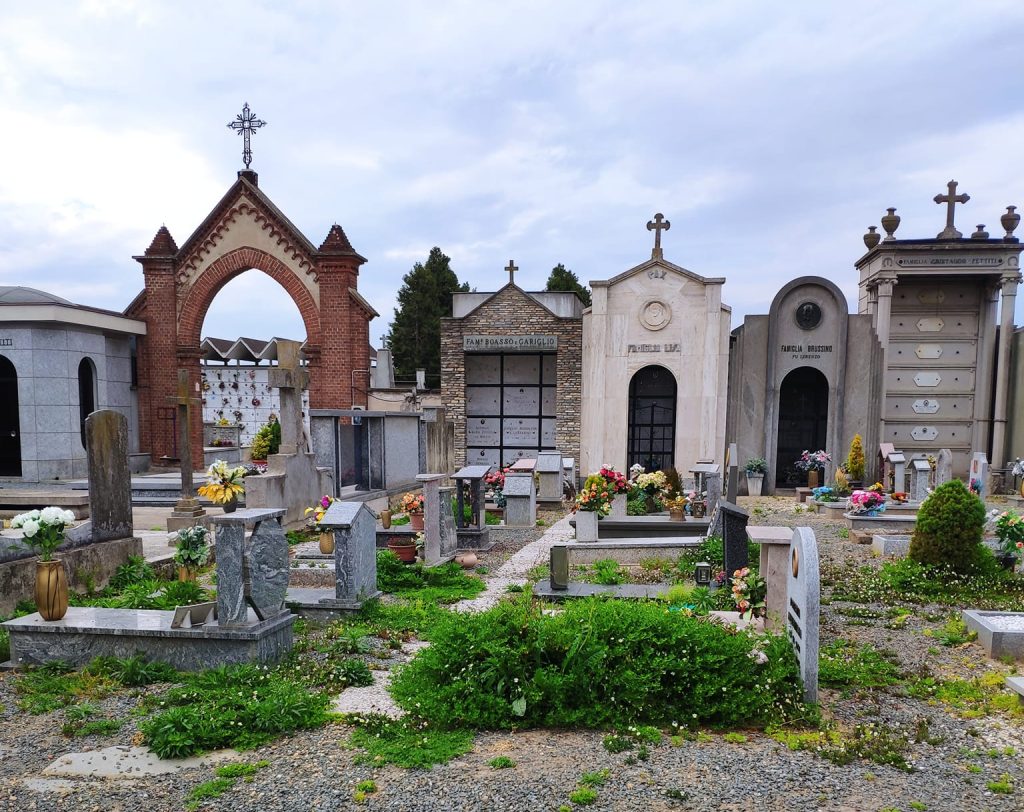 piobesi torinese nuova gestione appalto cimitero comunale cura polemica social