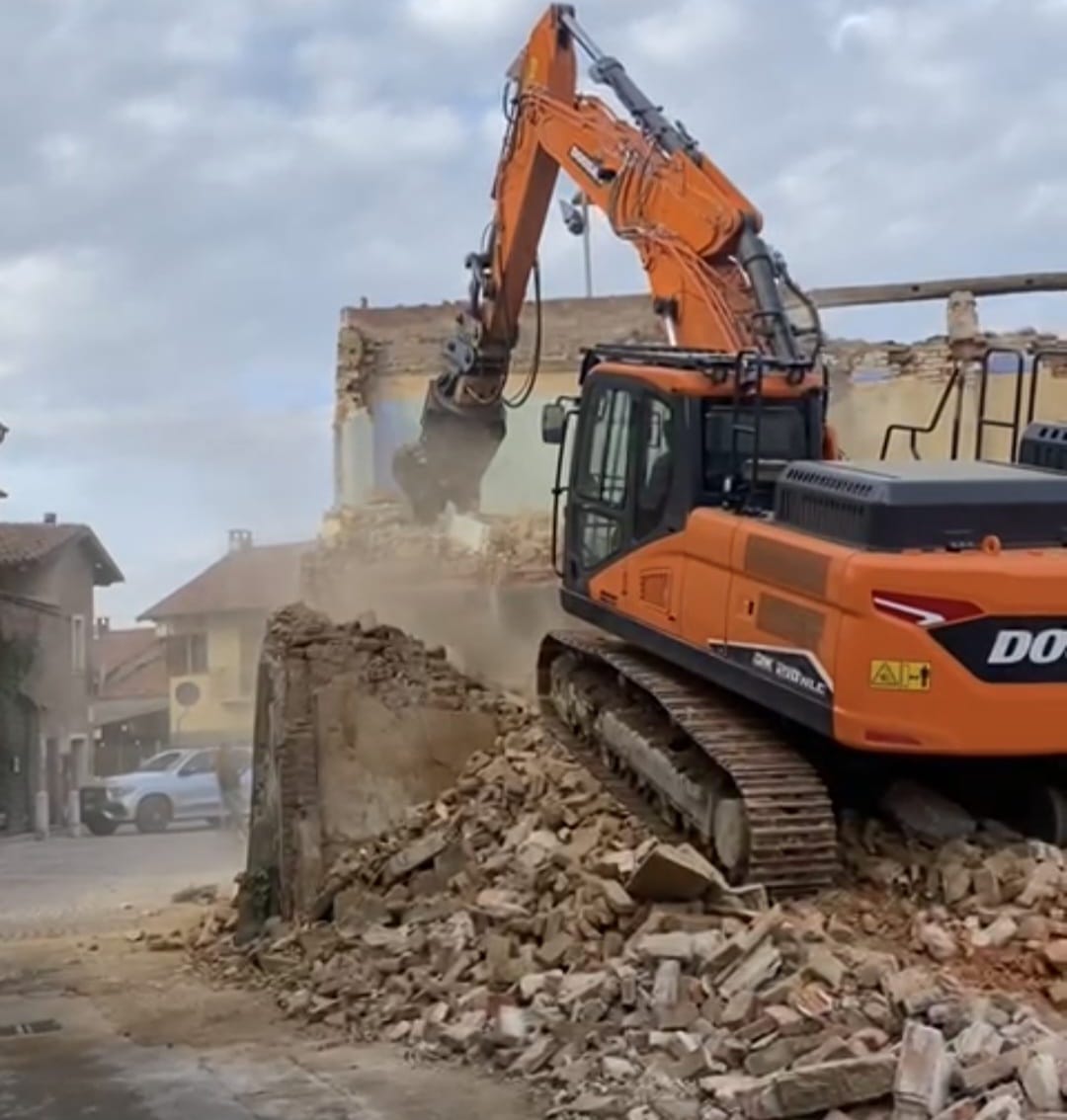 Avviati i lavori di demolizione per creare il nuovo sagrato di San Bernardo