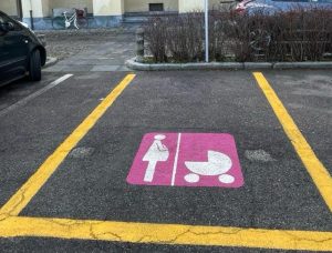 A Poirino parcheggi rosa per donne in gravidanza e genitori