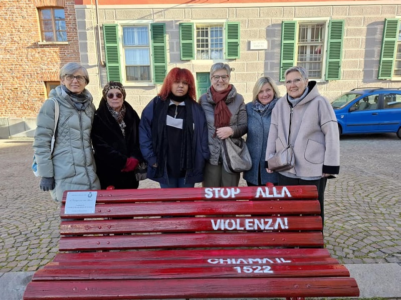 Pancalieri: inaugurata una panchina rossa in memoria delle donne vittime di violenza