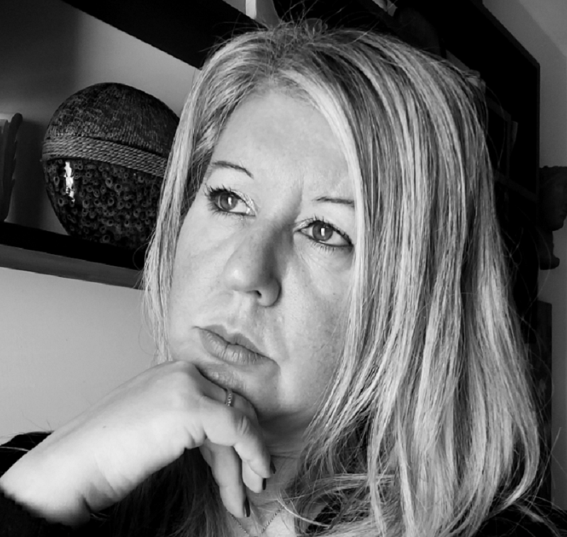 La pittrice vinovese Floriana Porta ad Asti per l'iniziativa "Disegniamo l'Arte"